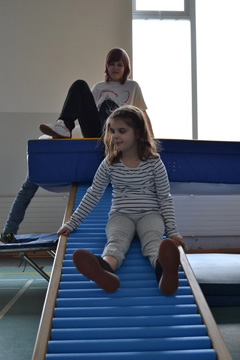 Eva B. und Lisa auf der Rollenrutsche