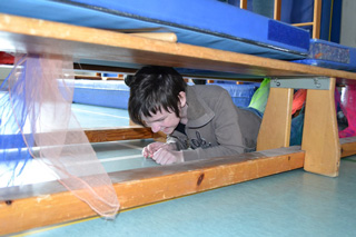 Eva W. im Kriechtunnel
