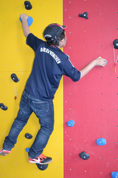 Thi-Minh an der Kletterwand