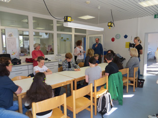 Schüler, Eltern, Integrationshelfer und GL-Lehrer treffen sich zu Beginn des Tages im Hauswirtschaftszentrum und werden durch den Schulleiter Herrn Franz begrüßt.