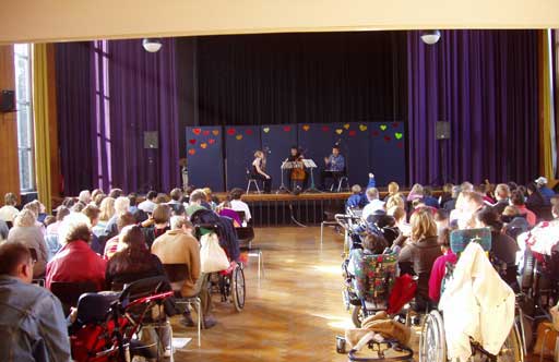 Die Aula ist voll besetzt